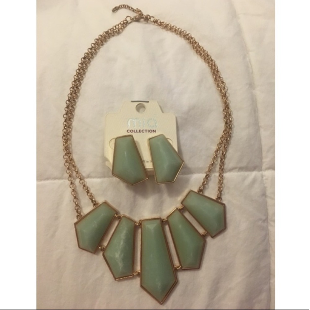 Gold and green/turquoise necklace and earring set